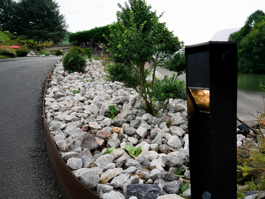 Scène urbaine nocturne avec dôme architectural illuminé en arrière-plan, bâtiments haussmanniens le long d'un cours d'eau