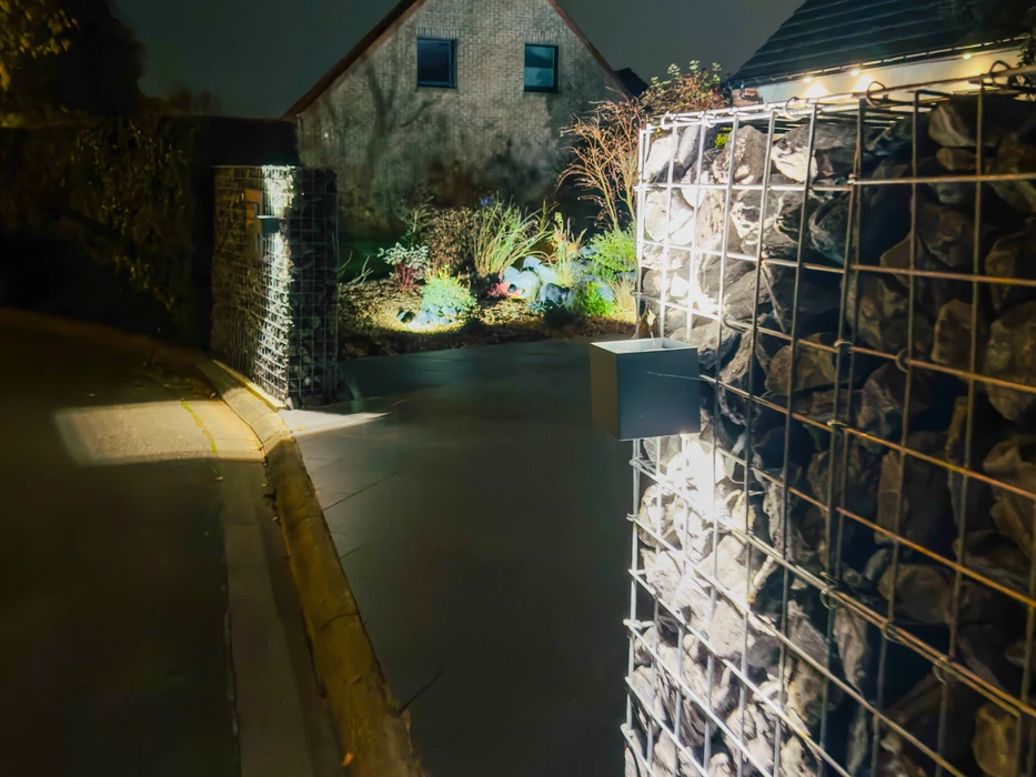 Scène extérieure au coucher du soleil avec famille de trois personnes en silhouettes se tenant la main dans un champ