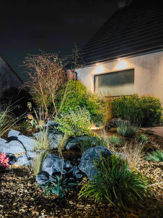 Espace intérieur avec foule de personnes en mouvement, barrières de guidage rouges délimitant les flux