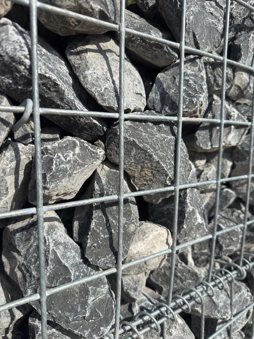 Portail contemporain à double vantaux en bois horizontal avec piliers en briques, intégré dans clôture assortie