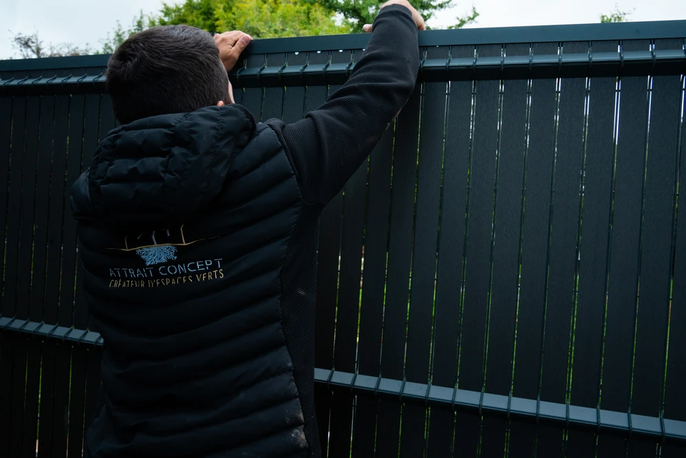ouvrier installation d'une clôture de maillage métallique soudée