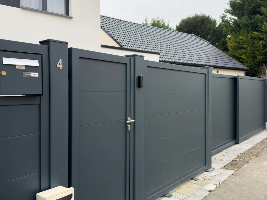 Extérieur résidentiel avec portail moderne gris anthracite à lames horizontales ajourées