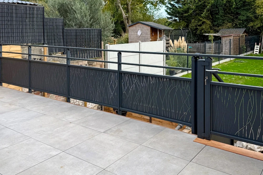 Extérieur résidentiel avec portail en bois naturel intégré dans clôture végétalisée