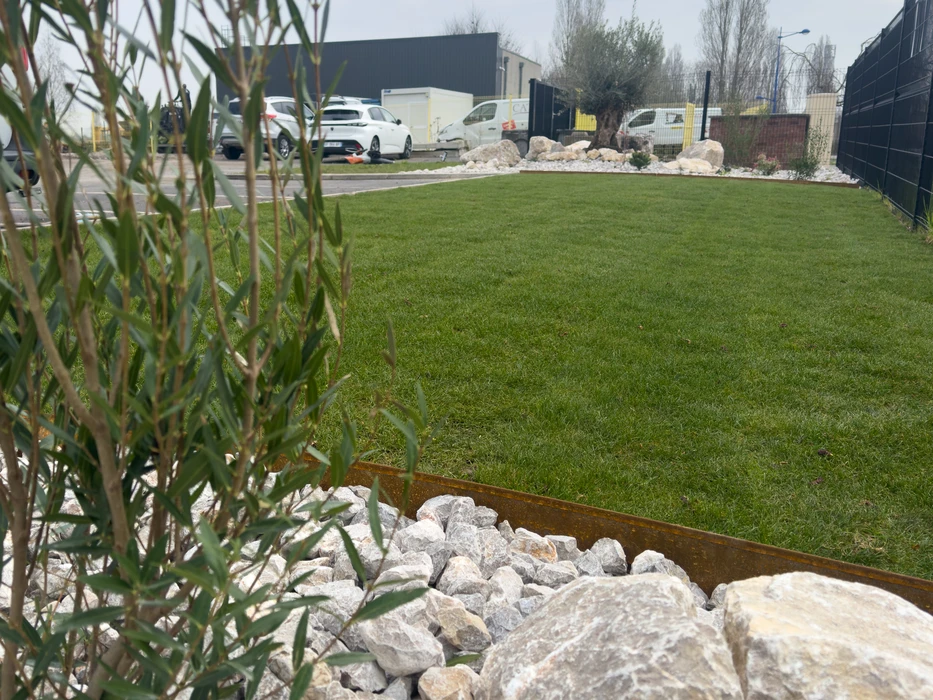 Jardin aquatique extérieur avec cascade artificielle intégrée dans un mur de pierre