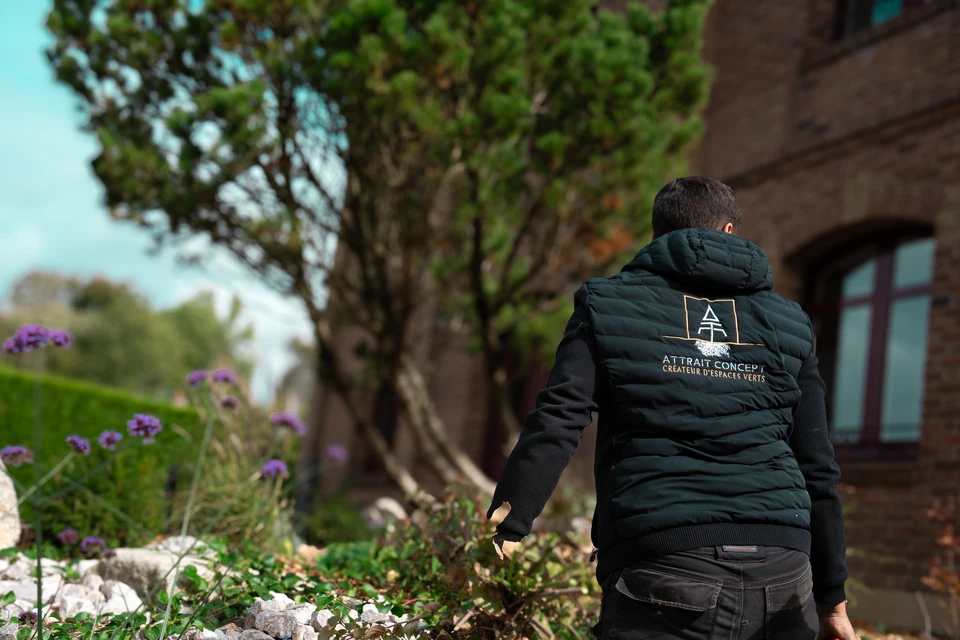 Plan d'aménagement paysager coloré sur table de travail avec instruments de dessin technique