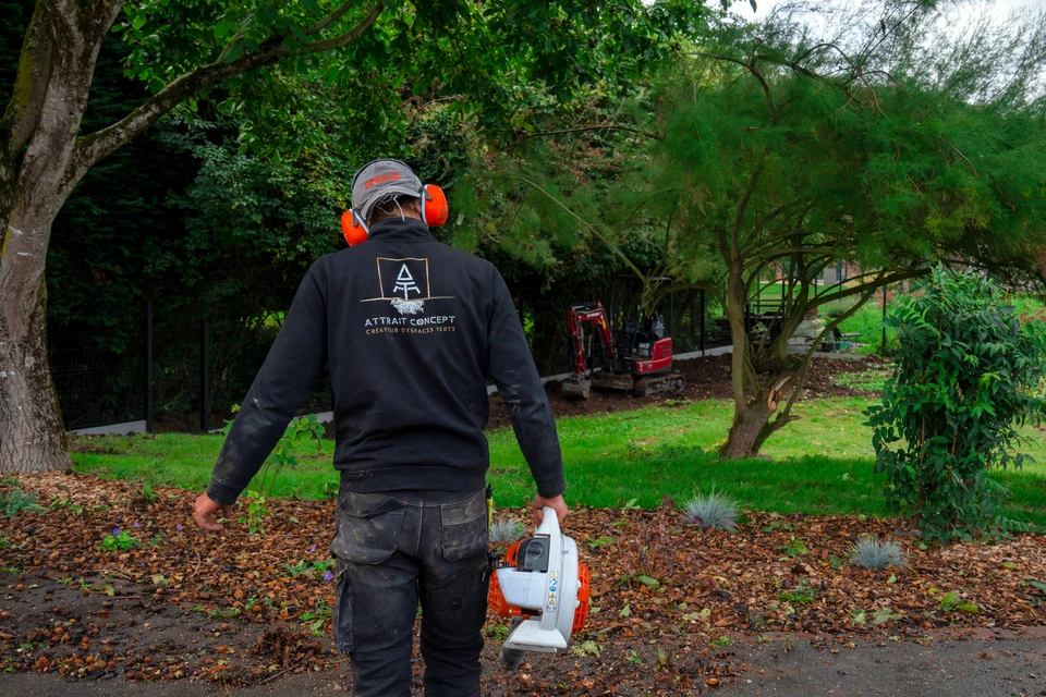 Espace de travail intérieur avec outils de jardinage disposés sur surface blanche