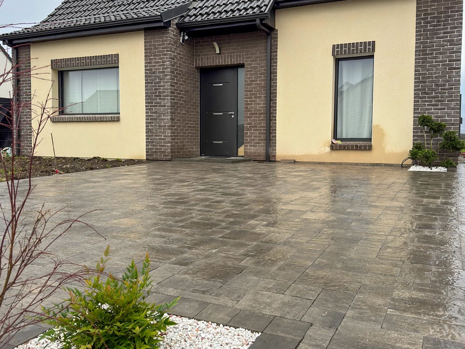 Sol en carreaux de ciment hydraulique avec motifs géométriques polychromes