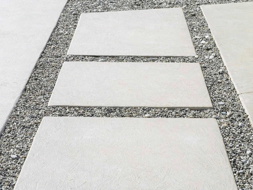 Aménagement extérieur pavé avec galets de rivière multicolores et dalles en pierre naturelle beige