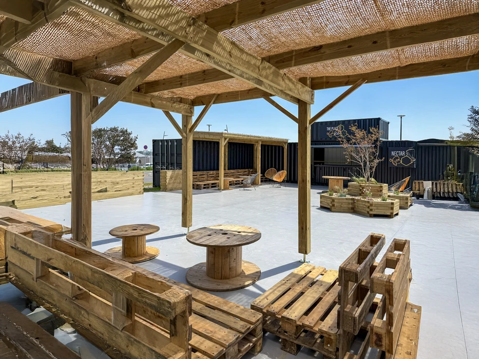 Terrasse extérieure moderne face à l'océan avec pergola bioclimatique blanche à lames orientables