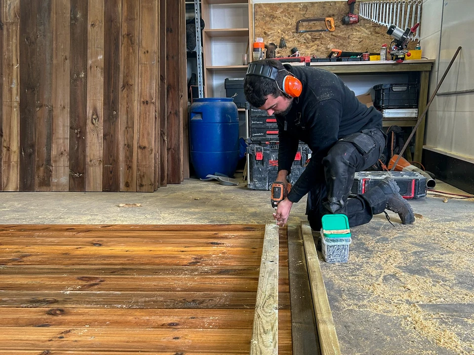 Chantier de construction de terrasse en bois extérieure