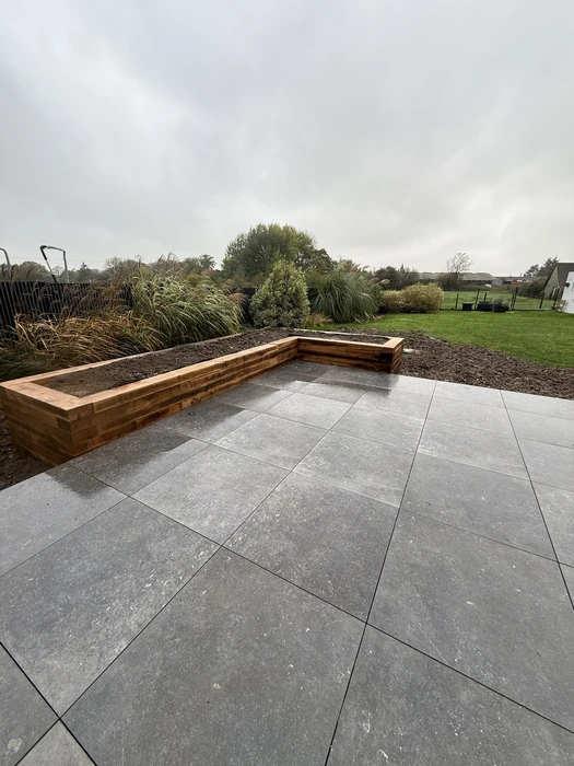 Maison contemporaine avec panneaux solaires photovoltaïques installés sur toiture à tuiles grises