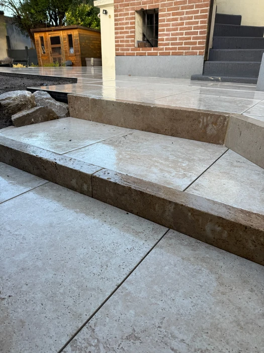 Maison résidentielle avec panneaux solaires photovoltaïques installés sur toiture en bardeaux