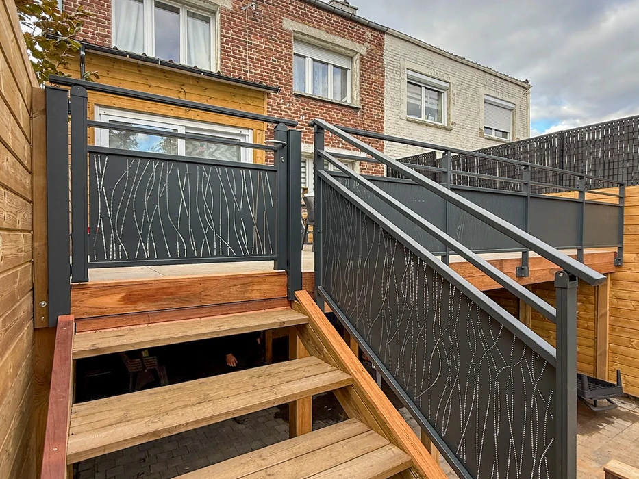 Espace extérieur avec piscine rectangulaire aux eaux turquoise, entourée de margelles en pierre naturelle