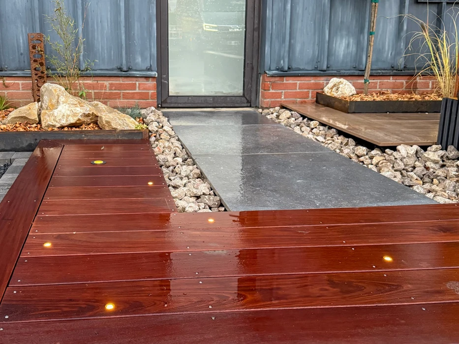 Jardin résidentiel avec piscine enterrée de forme libre, terrasse en dalles, pelouse entretenue