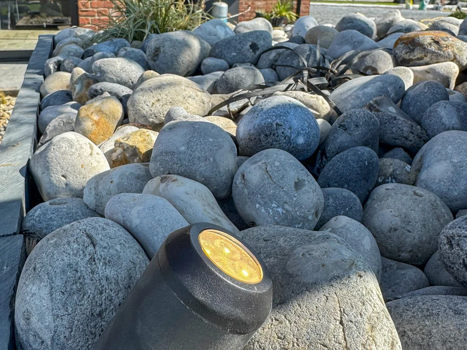 Espace extérieur résidentiel avec piscine creusée de forme libre et spa intégré