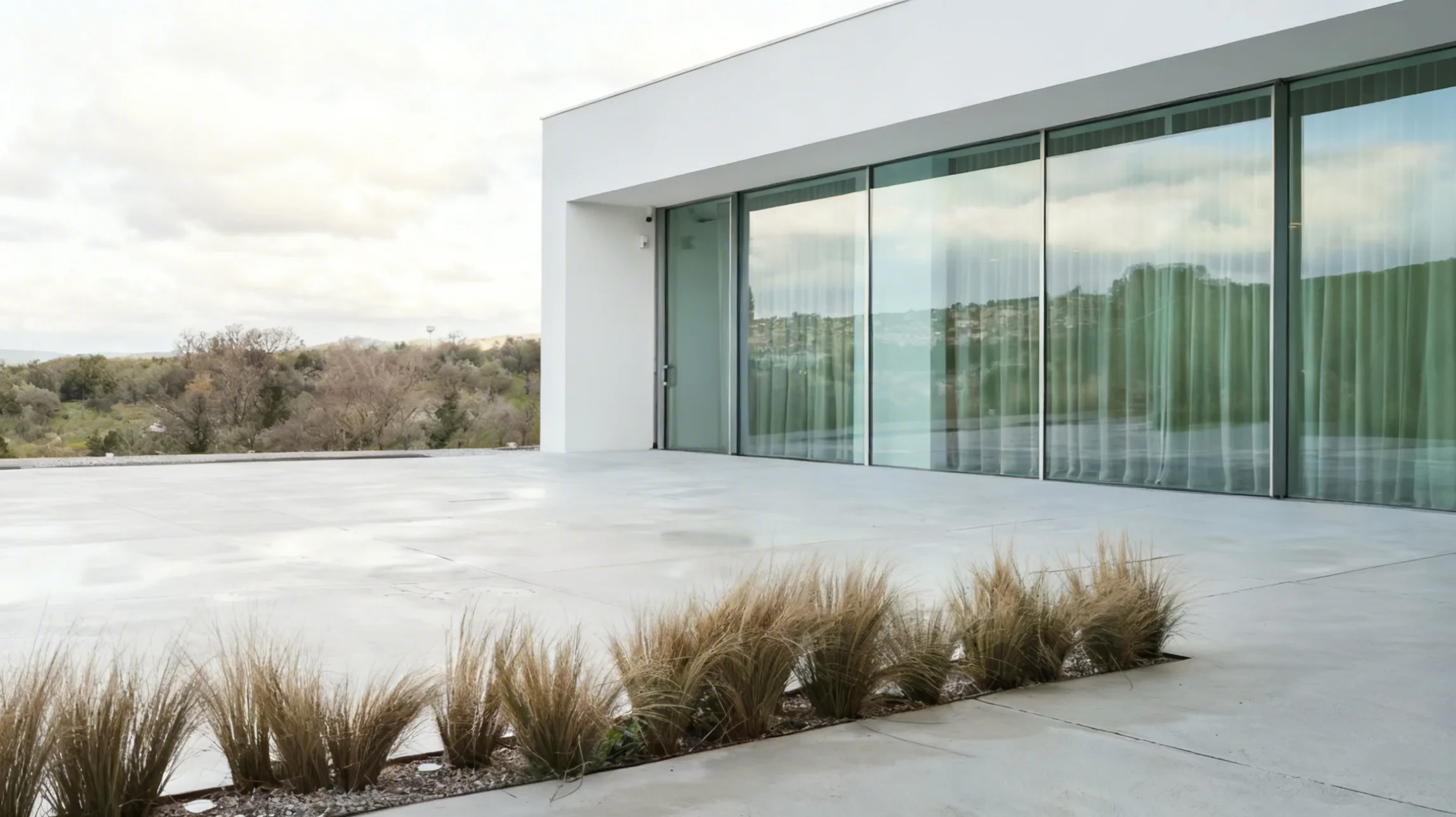 Terrasse extérieure en bois avec salon de jardin contemporain