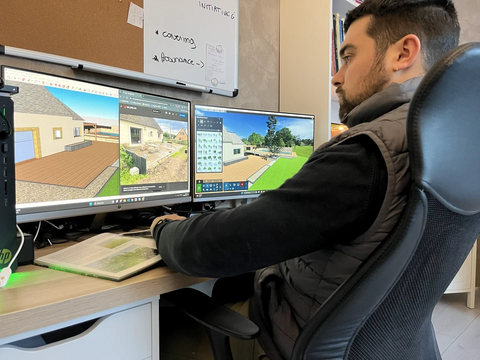 architecte paysagiste, designer dessinant abonnement de jardin ornemental au bureau