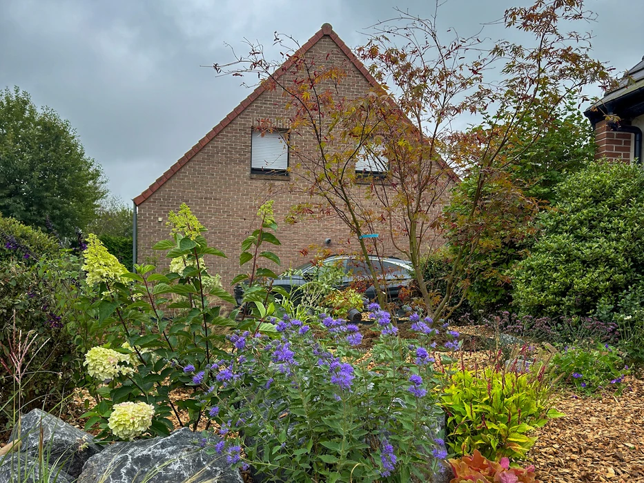 Espace de vie extérieur couvert avec cuisine d'été et salle à manger donnant sur piscine et paysage désertique montagneux